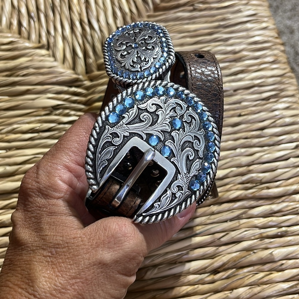 Ariat 2008 limited edition buckle. Handcrafted full grain leather.